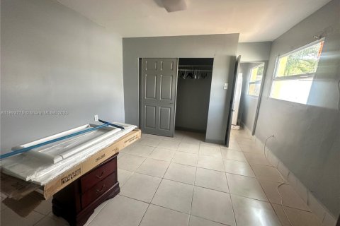Immobilier commercial à louer à Miami, Floride: 190.64 m2 № 1945376 - photo 2