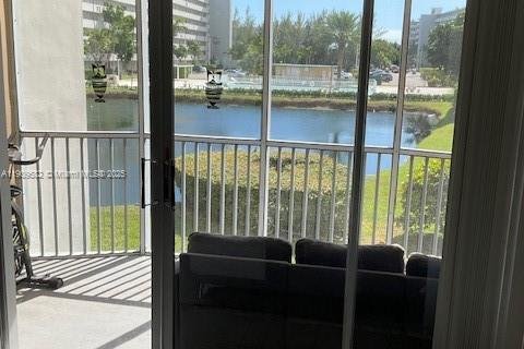 Copropriété à vendre à Miami, Floride: 1 chambre, 87.98 m2 № 2015906 - photo 1