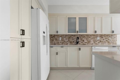 Condo in Aventura, Florida, 2 bedrooms № 1994423 - photo 12