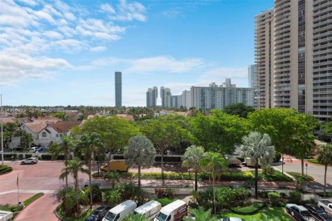 Condo in Aventura, Florida, 2 bedrooms № 1994423 - photo 24
