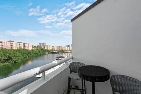 Condo in Aventura, Florida, 2 bedrooms № 1994423 - photo 30