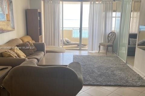 Condo in Hallandale Beach, Florida, 2 bedrooms  № 2022553 - photo 7