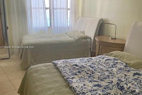 Condo in Hallandale Beach, Florida, 2 bedrooms  № 2022553 - photo 12