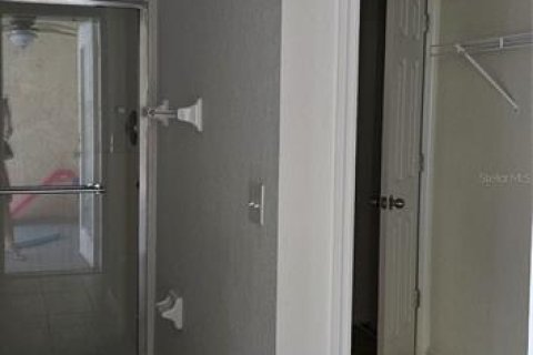 Снять в аренду виллу или дом в Дэвенпорт, Флорида 5 спален, 166.3м2, № 2104173 - фото 10