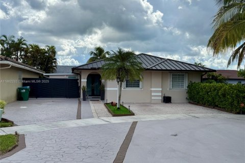 Casa en venta en Miami, Florida, 4 dormitorios, 160.81 m2 № 1890271 - foto 1