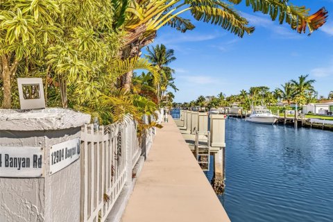 Casa en venta en North Miami, Florida, 5 dormitorios, 363.06 m2 № 1483174 - foto 24