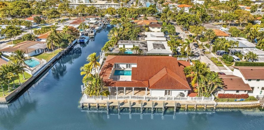 Casa en North Miami, Florida 5 dormitorios, 363.06 m2 № 1483174