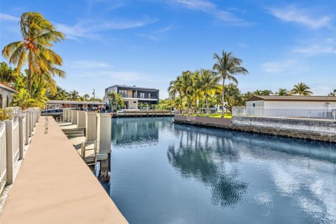 Casa en venta en North Miami, Florida, 5 dormitorios, 363.06 m2 № 1483174 - foto 19