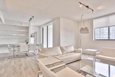 Condo in Miami, Florida, 2 bedrooms  № 2077956 - photo 2