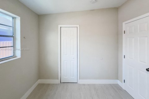 Villa ou maison à vendre à Miami, Floride: 4 chambres № 2041063 - photo 10