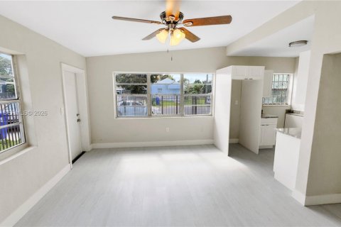 Villa ou maison à vendre à Miami, Floride: 4 chambres № 2041063 - photo 6