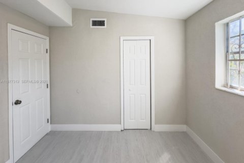 Villa ou maison à vendre à Miami, Floride: 4 chambres № 2041063 - photo 11