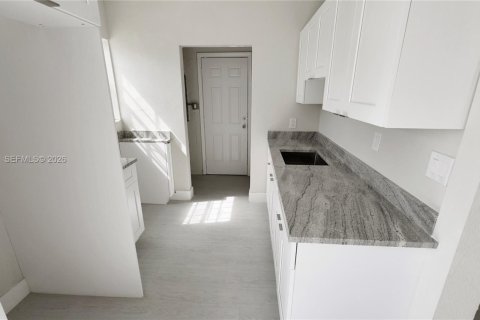 Villa ou maison à vendre à Miami, Floride: 4 chambres № 2041063 - photo 8