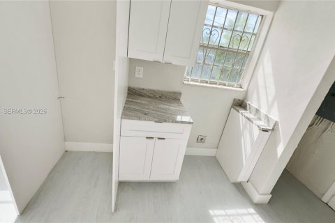 Villa ou maison à vendre à Miami, Floride: 4 chambres № 2041063 - photo 9