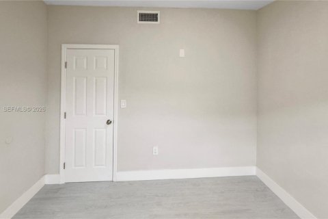 Villa ou maison à vendre à Miami, Floride: 4 chambres № 2041063 - photo 13