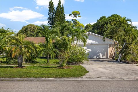 House in Royal Palm Beach, Florida 3 bedrooms, 142.33 sq.m. № 1964408 - photo 1