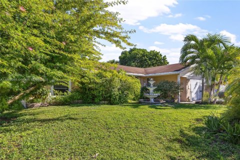 House in Royal Palm Beach, Florida 3 bedrooms, 142.33 sq.m. № 1964408 - photo 3