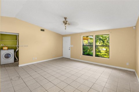 House in Royal Palm Beach, Florida 3 bedrooms, 142.33 sq.m. № 1964408 - photo 7