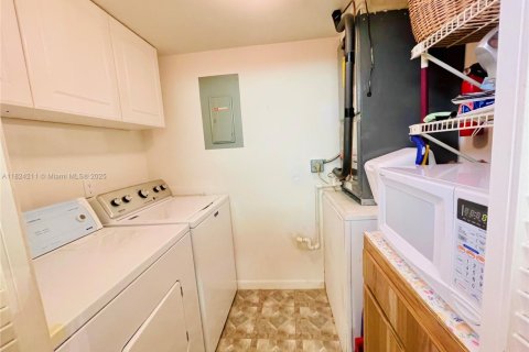 Condo in Greenacres, Florida, 2 bedrooms  № 1790637 - photo 13