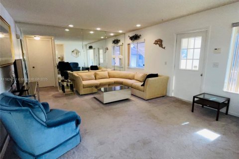 Condo in Greenacres, Florida, 2 bedrooms  № 1790637 - photo 16
