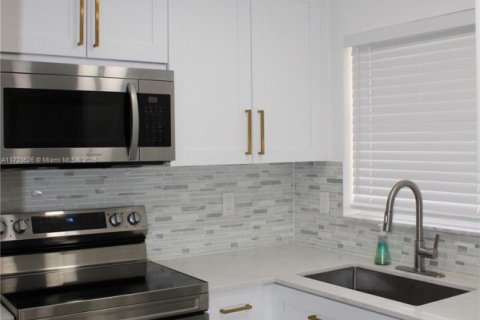 Condo in Sunrise, Florida, 2 bedrooms № 1959046 - photo 7