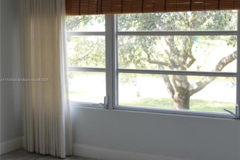 Condo in Sunrise, Florida, 2 bedrooms № 1959046 - photo 25