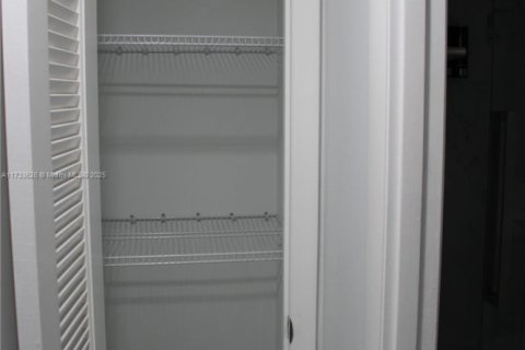 Condo in Sunrise, Florida, 2 bedrooms № 1959046 - photo 22