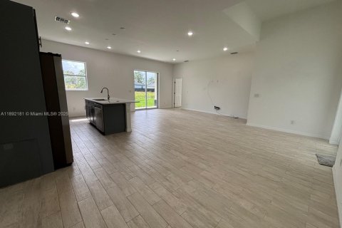 Снять в аренду виллу или дом в Лихай-Эйкерс, Флорида 4 спальни, № 1946356 - фото 3