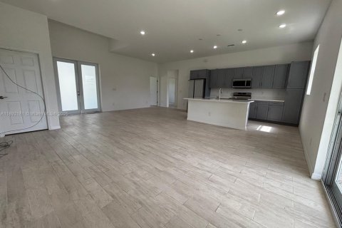 Снять в аренду виллу или дом в Лихай-Эйкерс, Флорида 4 спальни, № 1946356 - фото 2