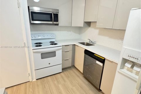 Кондоминиум с 2 спальнями в Лодерхилл, Флорида № 2063385