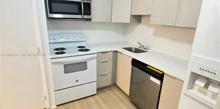 Кондоминиум с 2 спальнями в Лодерхилл, Флорида № 2063385