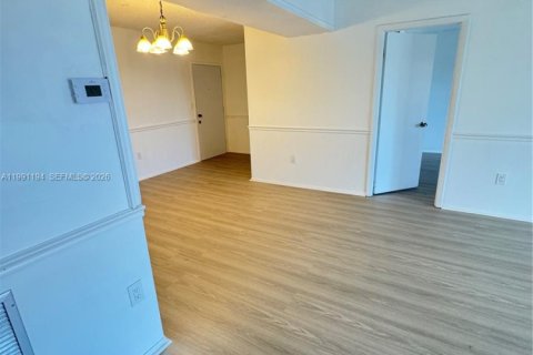 Снять в аренду кондоминиум в Лодерхилл, Флорида 2 спальни, 90.3м2, № 2063385 - фото 10