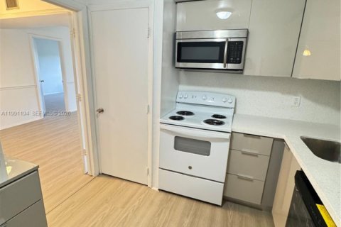 Снять в аренду кондоминиум в Лодерхилл, Флорида 2 спальни, 90.3м2, № 2063385 - фото 2