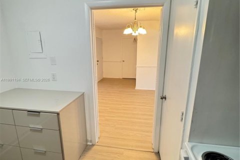 Снять в аренду кондоминиум в Лодерхилл, Флорида 2 спальни, 90.3м2, № 2063385 - фото 5