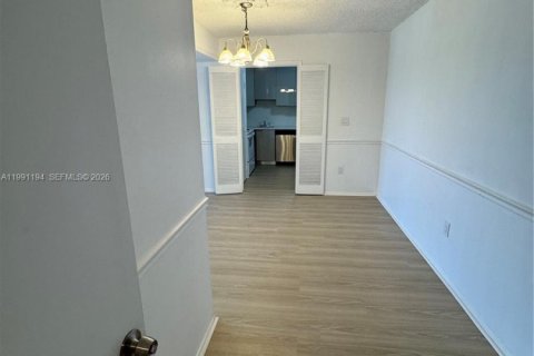 Снять в аренду кондоминиум в Лодерхилл, Флорида 2 спальни, 90.3м2, № 2063385 - фото 24