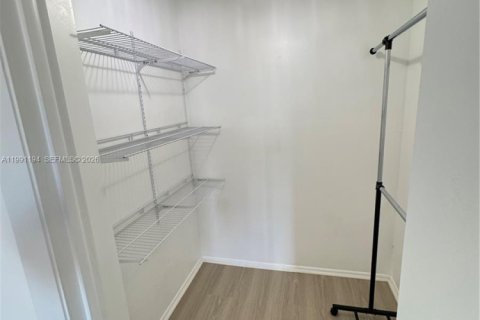 Снять в аренду кондоминиум в Лодерхилл, Флорида 2 спальни, 90.3м2, № 2063385 - фото 14