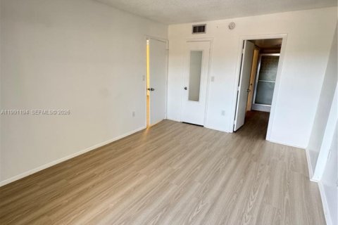 Снять в аренду кондоминиум в Лодерхилл, Флорида 2 спальни, 90.3м2, № 2063385 - фото 15