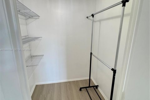 Снять в аренду кондоминиум в Лодерхилл, Флорида 2 спальни, 90.3м2, № 2063385 - фото 13