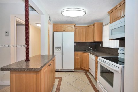Copropriété à louer à Miami, Floride: 2 chambres, 83.7 m2 № 2242932 - photo 9