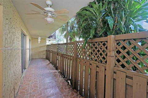 Copropriété à louer à Miami, Floride: 2 chambres, 83.7 m2 № 2242932 - photo 23