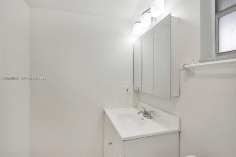 Copropriété à louer à Miami, Floride: 2 chambres, 83.7 m2 № 2242932 - photo 19