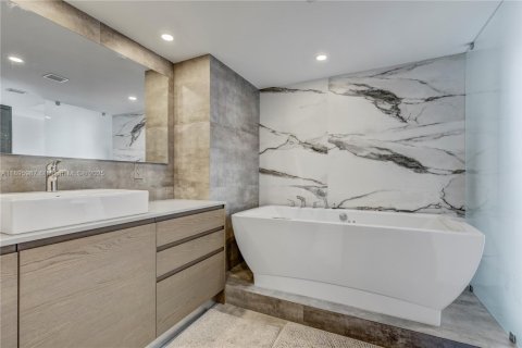 Copropriété à vendre à Miami Beach, Floride: 3 chambres, 266.44 m2 № 1950154 - photo 24