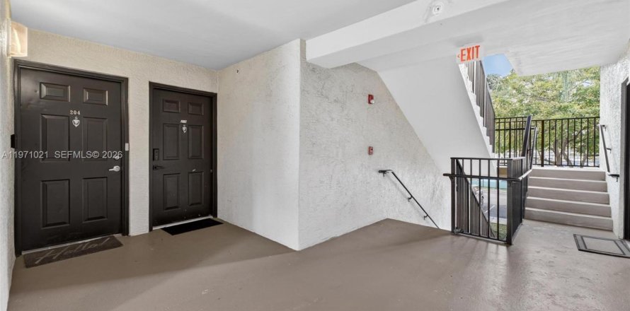 Кондоминиум с 3 спальнями в Мирамар, Флорида № 2032635