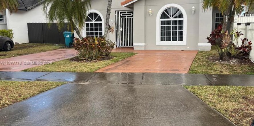 Casa en Miami, Florida 3 dormitorios, 133.5 m2 № 2042360