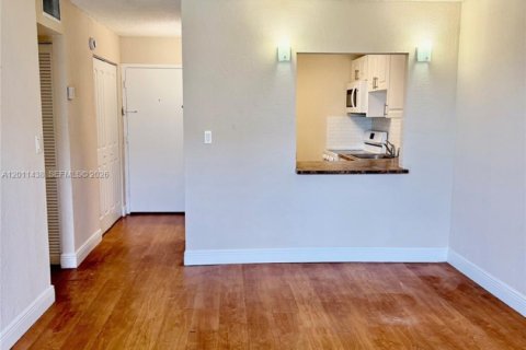 Condo in Miami, Florida, 1 bedroom  № 2075207 - photo 3