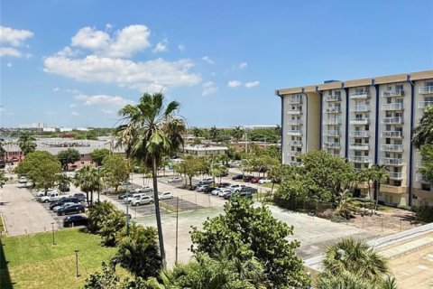 Condo in Miami, Florida, 1 bedroom  № 2075207 - photo 9