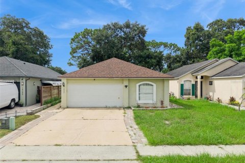 House in Orlando, Florida 3 bedrooms, 120.03 sq.m. № 2324292