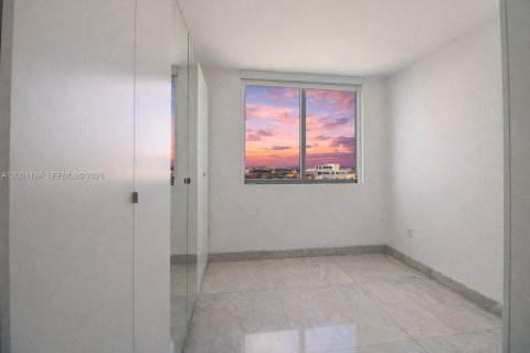 Condo in Miami, Florida, 2 bedrooms  № 2067642 - photo 12