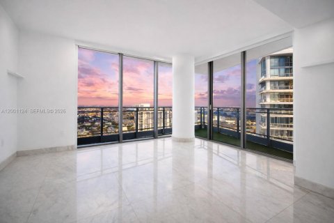Condo in Miami, Florida, 2 bedrooms  № 2067642 - photo 2