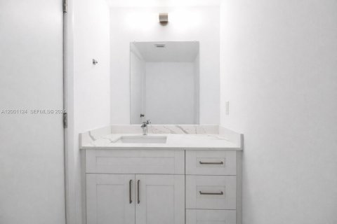 Condo in Miami, Florida, 2 bedrooms  № 2067642 - photo 14